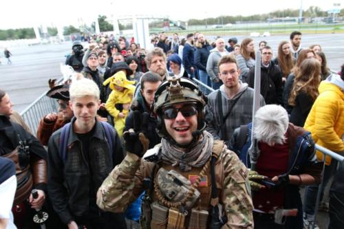 La queue était longue juste avant l’ouverture des portes mais l’ambiance était déjà là malgré la fraîcheur 