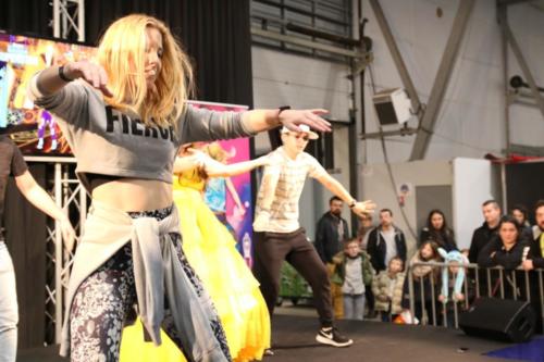 Beaucoup d’animation sur la scène Just Dance avec Dina ! 