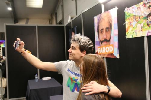 Farod, Youtuber, en plein selfie pendant sa séance dédicace.